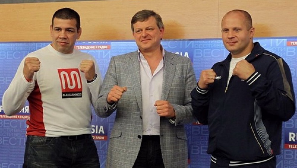 Педро Хиззо (крайний слева) и Федор Емельяненко (крайний справа). Кадр телеканала "Россия-2"