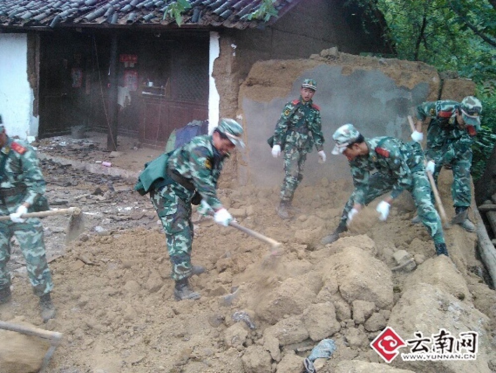 Военные на месте землетрясения в провинции Юньнань. Фото с сайта society.yunnan.cn
