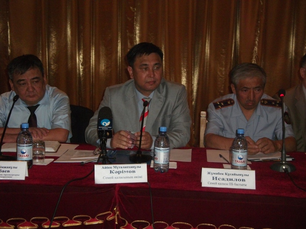 Аким Семея Айбек Каримов (в центре) на встрече с населением. Фото Tengrinews 