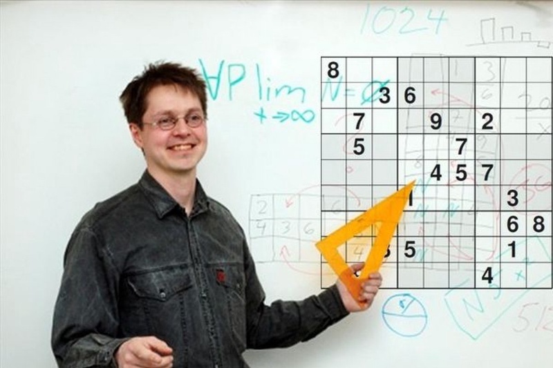 Финский математик Арто Инкала и его самая трудная судоку. Фото mirror.co.uk