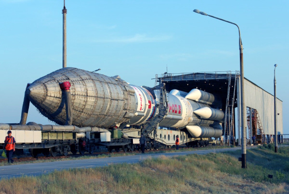 Вывоз ракеты "Протон-М" на стартовый комплекс "Байконура". Фото ©РИА Новости.