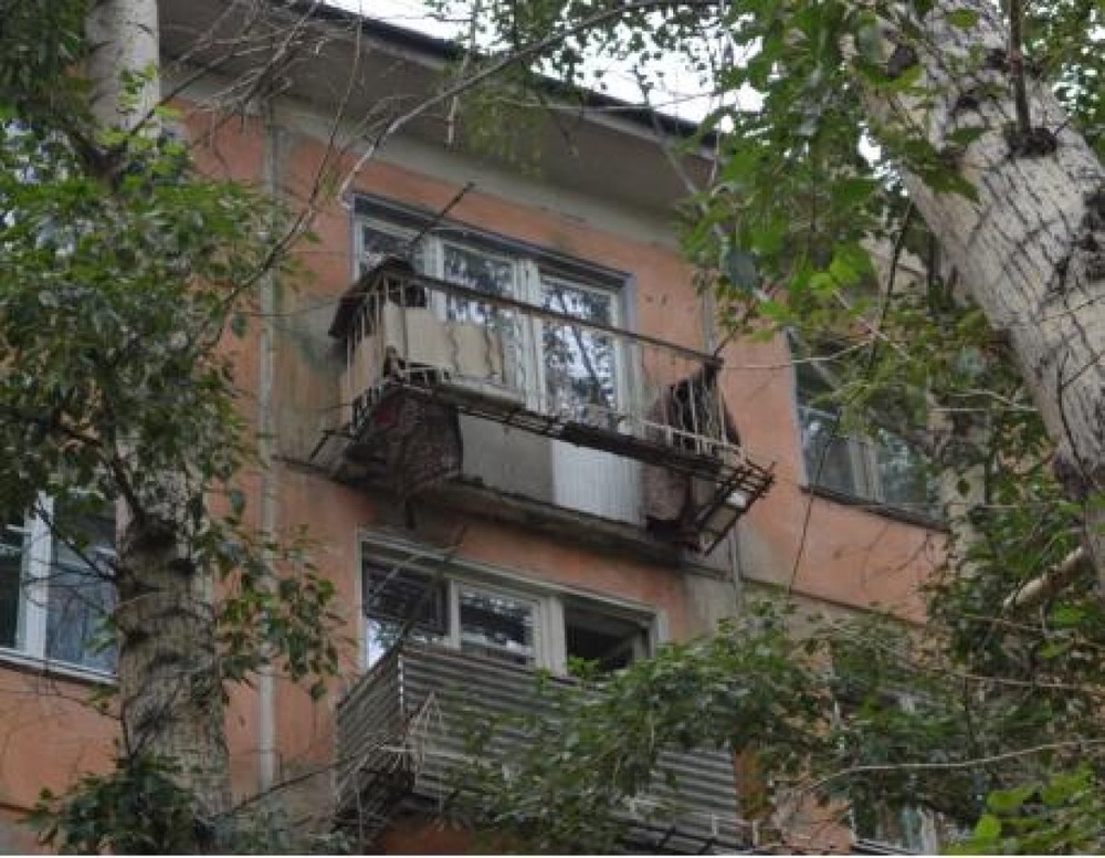 Обрушившийся балкон в Усть-Каменогорске. Фото с сайта yk-news.kz