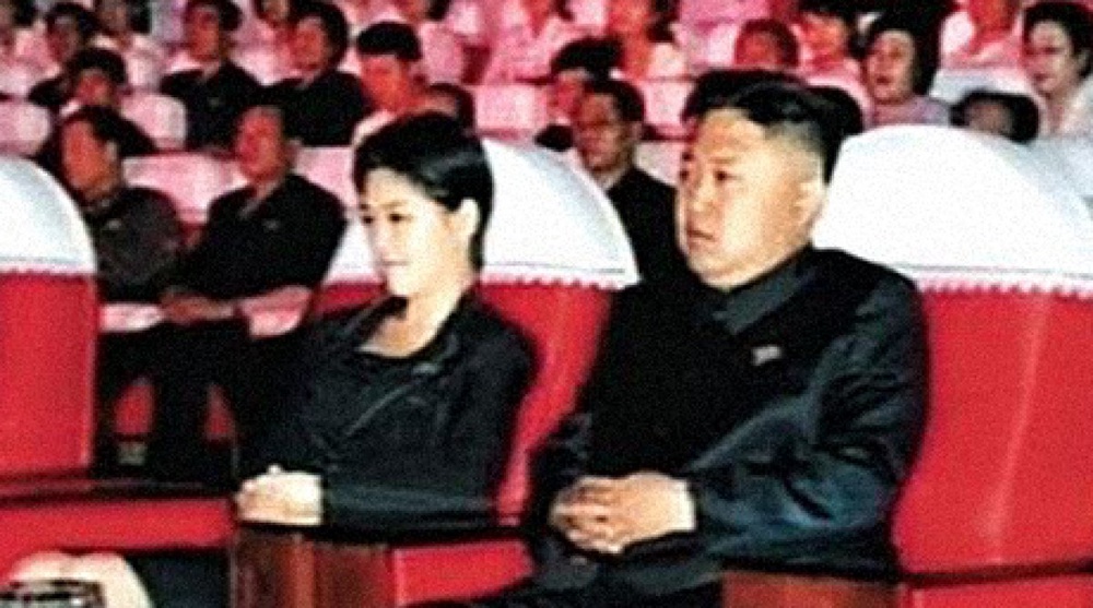 Северокорейский лидер Ким Чен Ын сопровождении своей старой знакомой Хьон Сен-вол. Фото с сайта сhosun.com