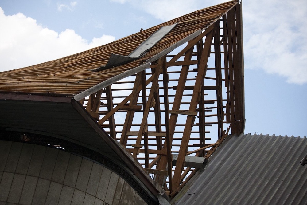 Поврежденная крыша после урагана. Фото Владимир Дмитриев©