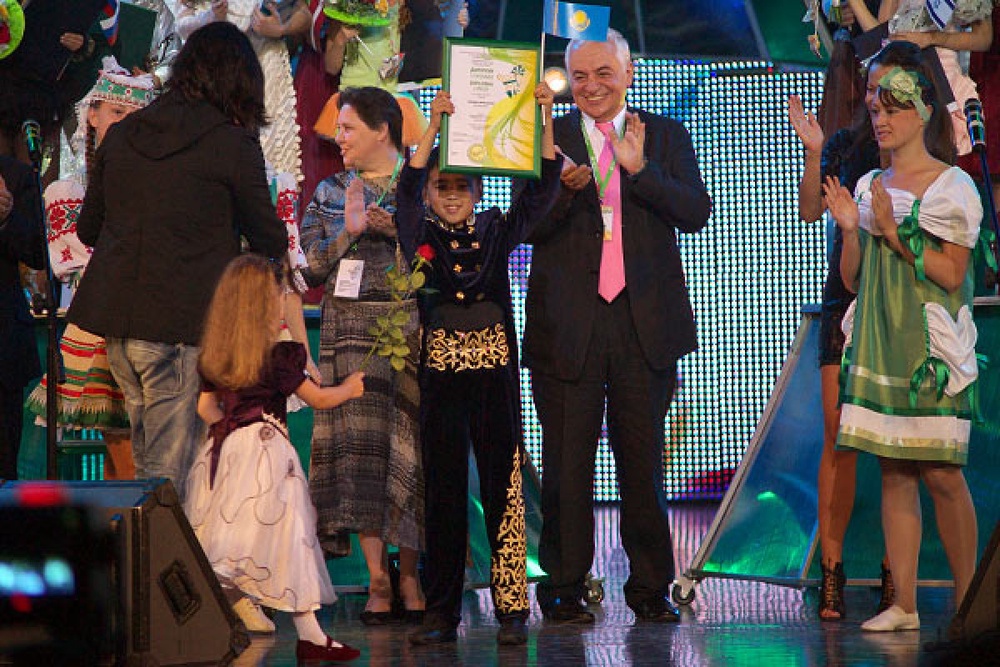 Алишер Жаксыбай во время церемонии награждения. Фото Сергея Серебро