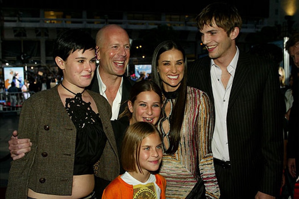 Деми с бывшими мужьями и детьми. Фото с сайта www.spletnik.ru