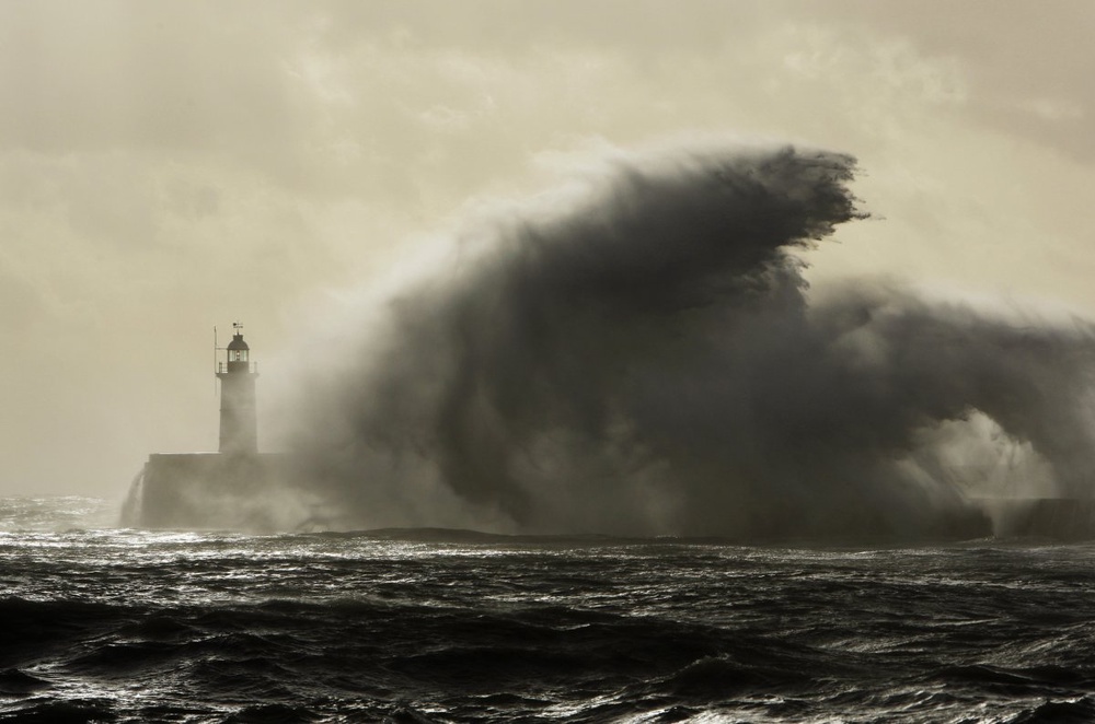 Волны на южном побережье Англии. Фото ©REUTERS
