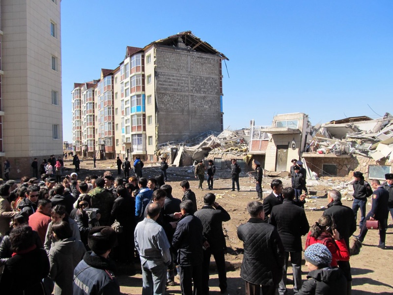 Жители рухнувшей в Караганде новостройки. Фото ©Сергей Перхальский
