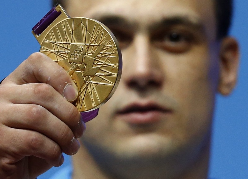 Золотая олимпийская медаль Ильи Ильина. Фото ©REUTERS