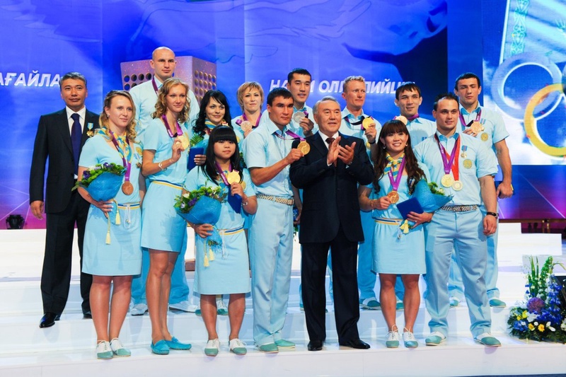 Президент Казахстана Нурсултан Назарбаев с призерами Олимпиады-2012. Фото ©Даниал Окасов