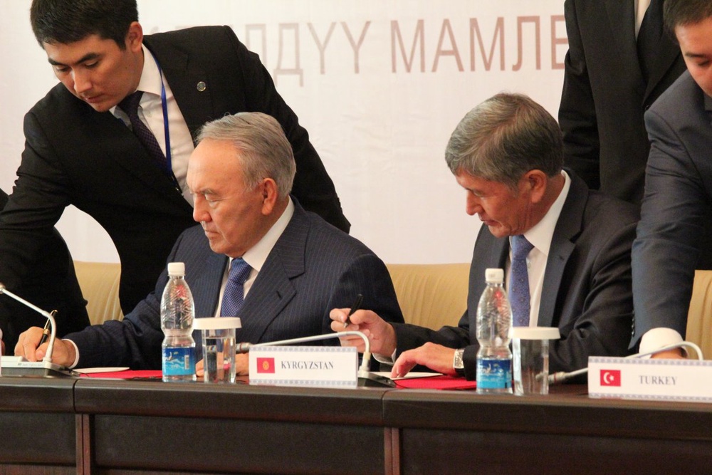 Главы государств подписывают Бишкекскую декларацию. Фото Дмитрий Хегай©
