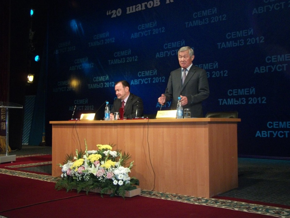 Бердыбек Сапарбаев на встрече с общественностью. Фото ©Tengrinews.kz