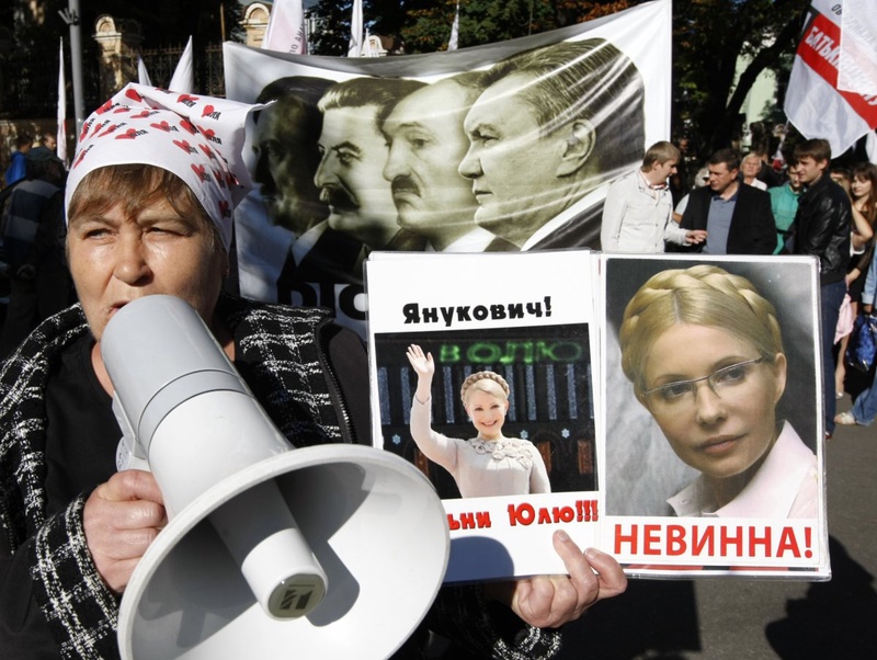 Сторонники Юлии Тимошенко у стен Высшего суда Украины. Фото ©REUTERS