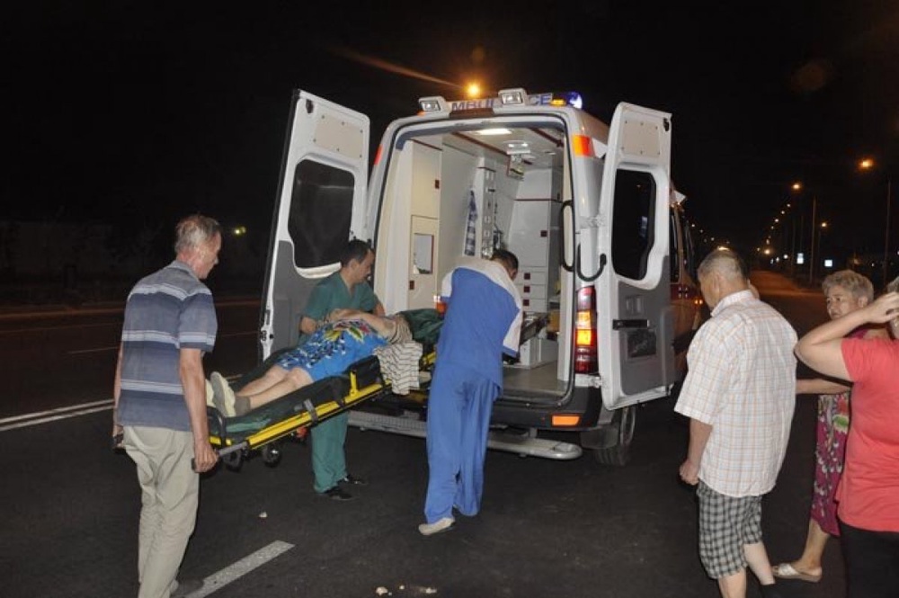 Избитую старушку грузят в карету скорой помощи. Фото с сайта kursiv.kz