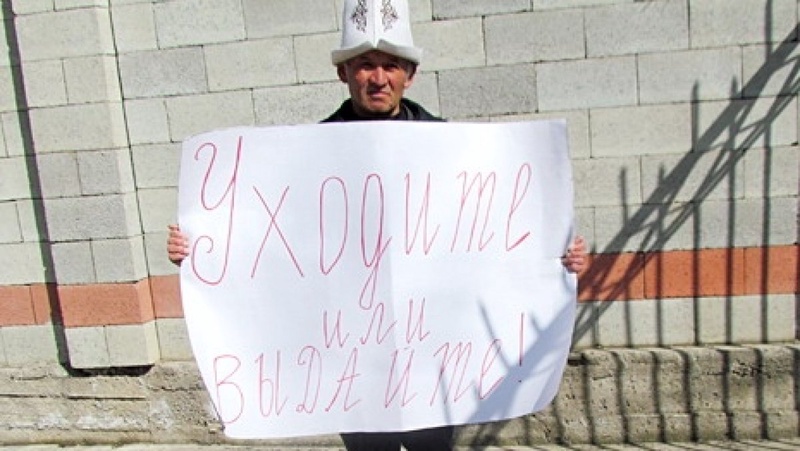 Правозащитник Ондуруш Токтонасыров на предыдущем митинге.
Фото с сайта kloop.kg