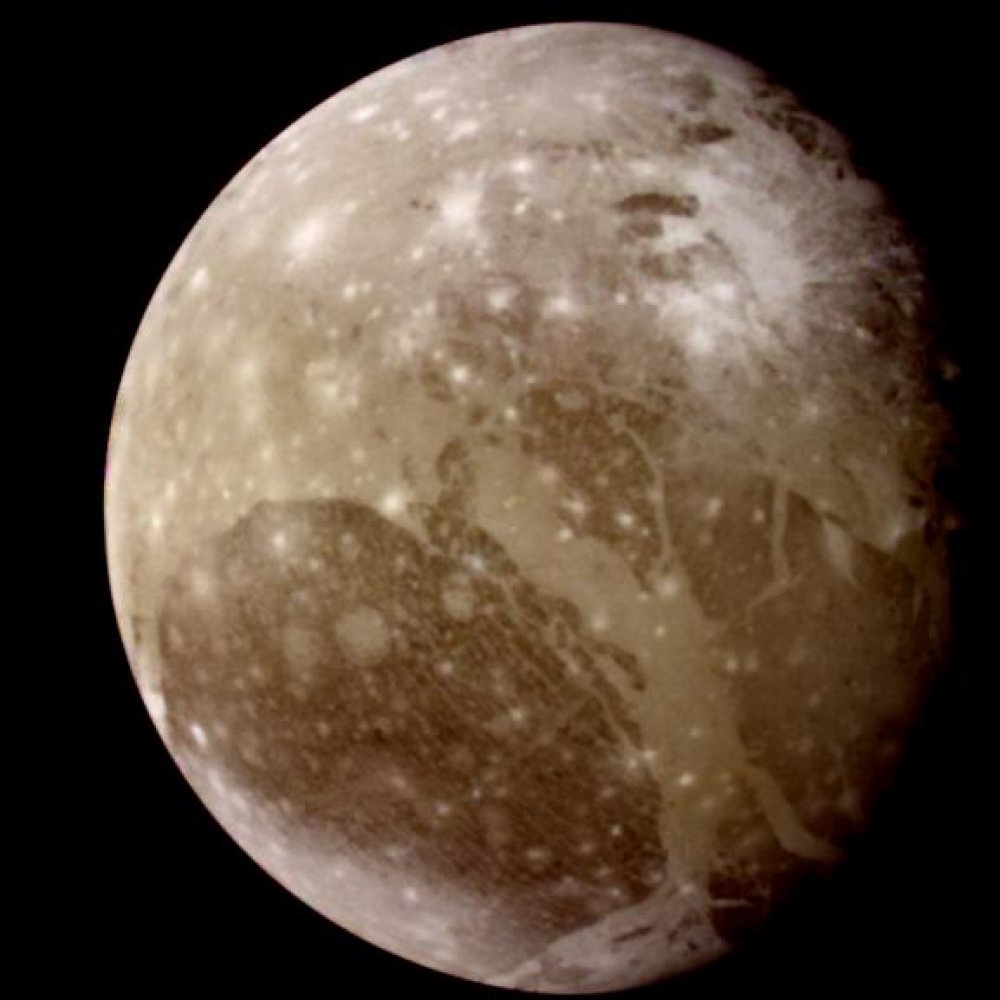 Ганимед - самый большой спутник Юпитера.
Фото с сайта daviddarling.info