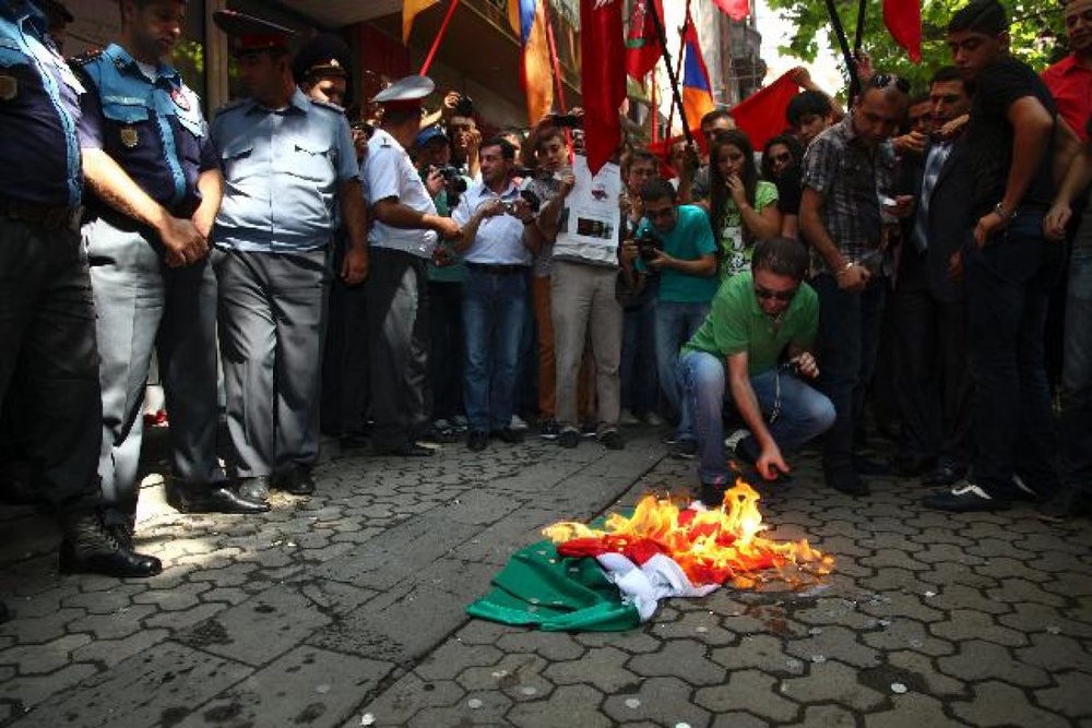В Ереване сожгли венгерский флаг. Фото с сайта trust.org