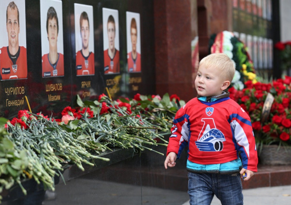 Ребенок в форме хоккейного клуба "Локомотив" у мемориального комплекса членам ярославской хоккейной команды. Фото ©РИА Новости