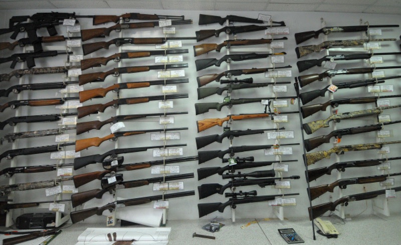 Стенд с охотничьими ружьями. Фото ©РИА Новости