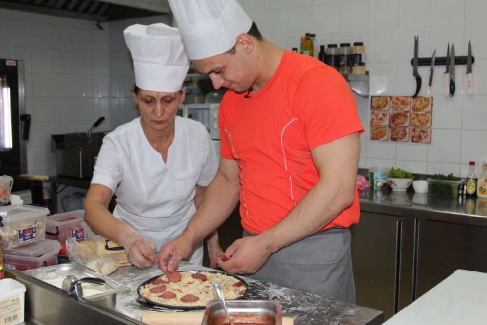 Илья Ильин готовит пиццу. Фото ©Tengrinews.kz