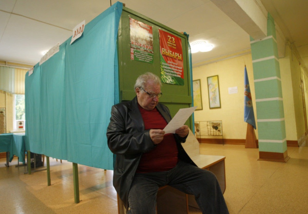 Мужчина с бюллетенем на одном из избирательных участков в Минске. Фото ©РИА Новости