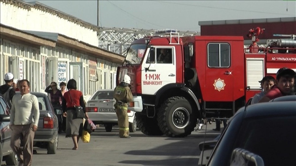 Пожарные на рынке "Алаш" в Шымкенте. Фото с сайта otyrar.kz
