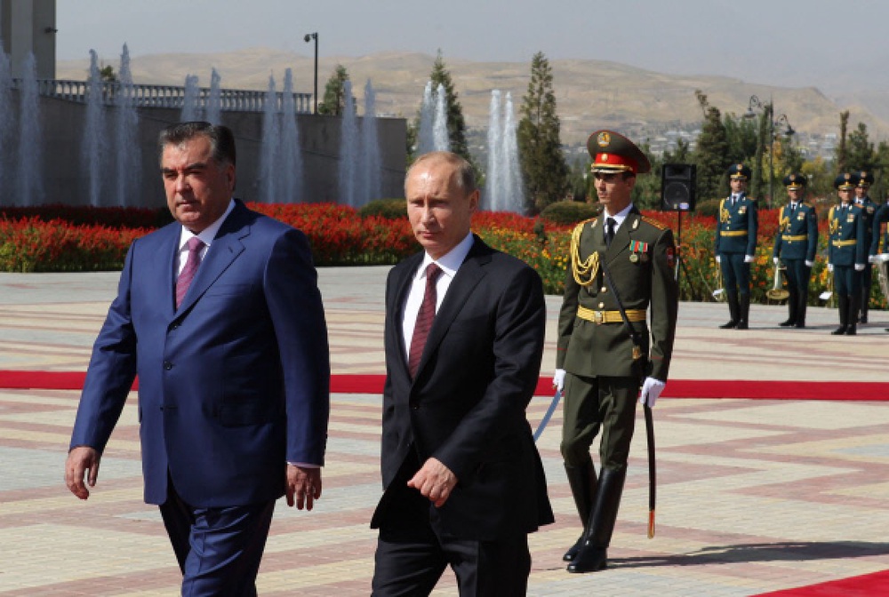 Президент России Владимир Путин и президент Таджикистана Эмомали Рахмон (справа налево на первом плане) на церемонии торжественной встречи в Душанбе. Фото ©РИА Новости