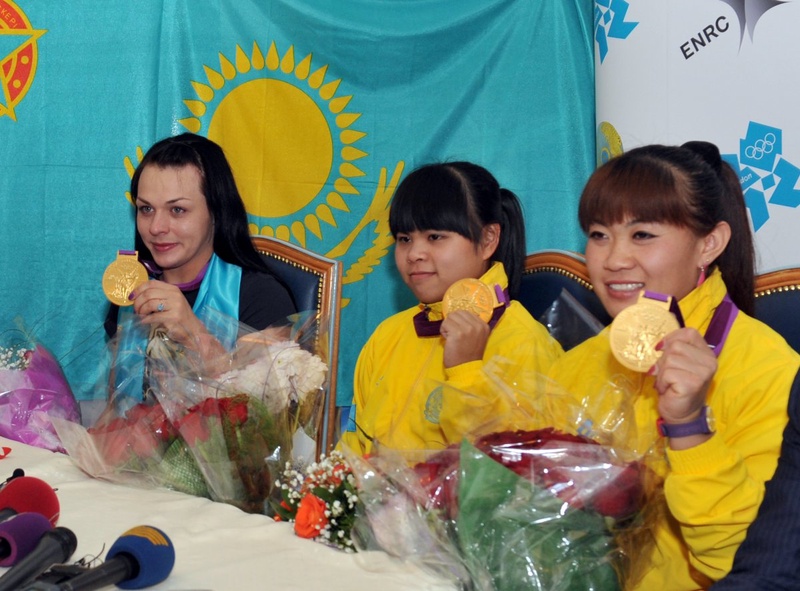Олимпийские чемпионки Светлана Подобедова, Зульфия Чиншанло и Майя Манеза. Фото ©Пресс служба КазНУ им. аль-Фараби