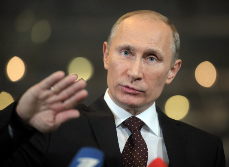 Владимир Путин отвечает на вопросы журналистов после окончания "прямой линии". Фото РИА Новости