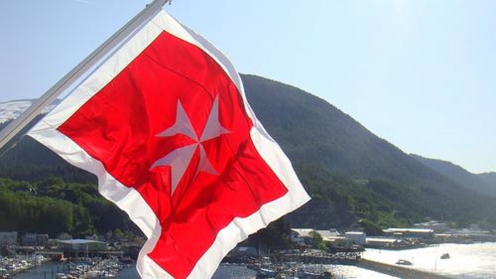 Мальтийский флаг. Фото с сайта timesofmalta.com
