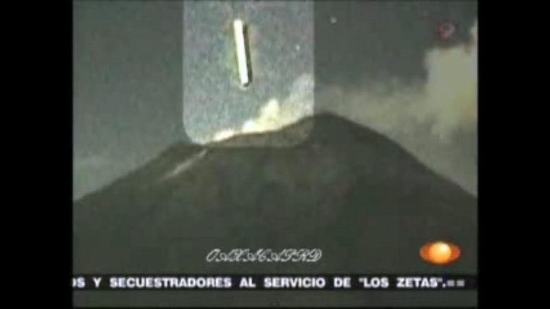 Сигарообразный объект влетает в жерло вулкана. Кадр видеозаписи мексиканского телеканала Televisa