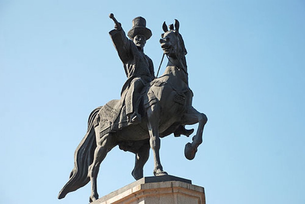 Памятник Абылай хану в Алматы. Фото с сайта narod.ru