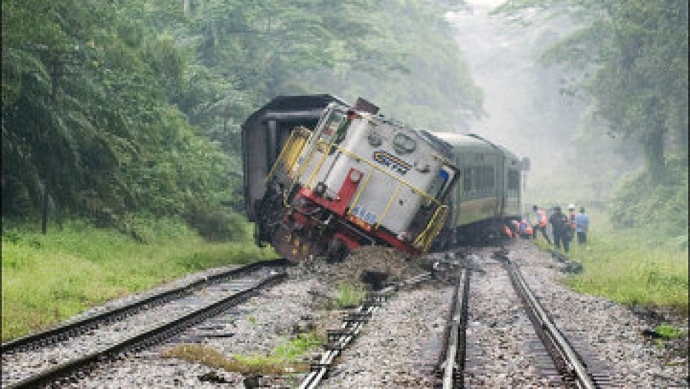 Трагедия произошла в результате столкновения поезда со школьным автобусом. Фото с сайта www.novosti.az