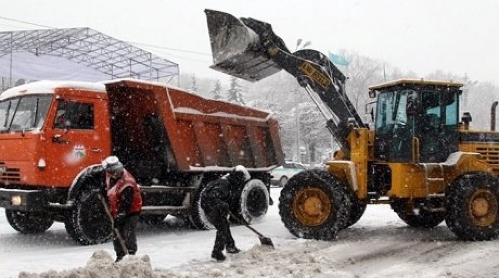 Работа снегоуборочной техники в Алматы. Фото ©Ярослав Радловский