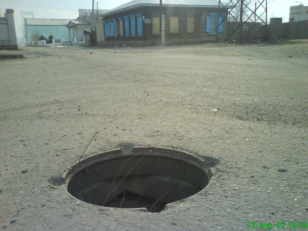 Открытый канализационный люк. Фото Tengrinews©