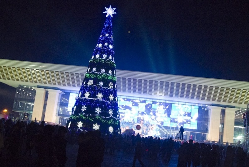 Главная ель 2012 года на площади Абая в Алматы