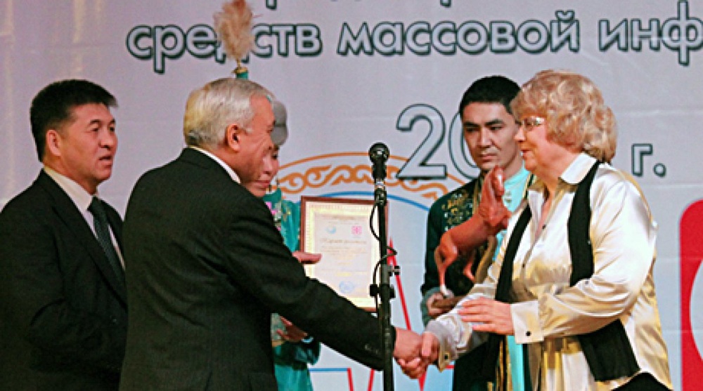 Призы получает Елена Брусиловская, журналист "Казахстанской правды". Фото ©Ярослав Радловский