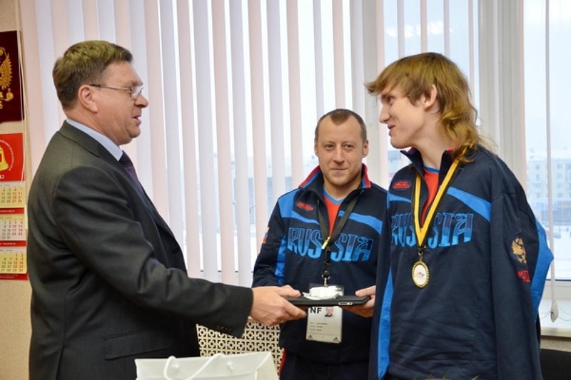 Сергей Дьяков вручил спортсмену планшетник. Фото с сайта rg.ru