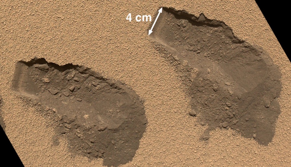 Следы инструментов "Кьюриосити", взявших пробу грунта на Марсе. Фото с сайта NASA
