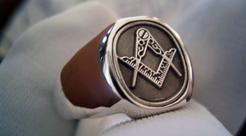 Перстень с символикой масонов. Фото с сайта tainy.net