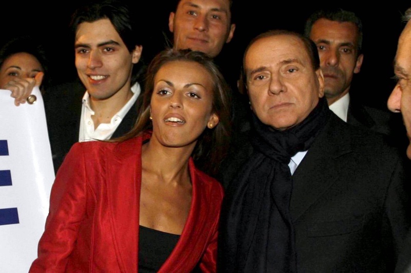 Сильвио Берлускони и Франческа Паскале. Фото с сайта politicaesocieta.blogosfere.it