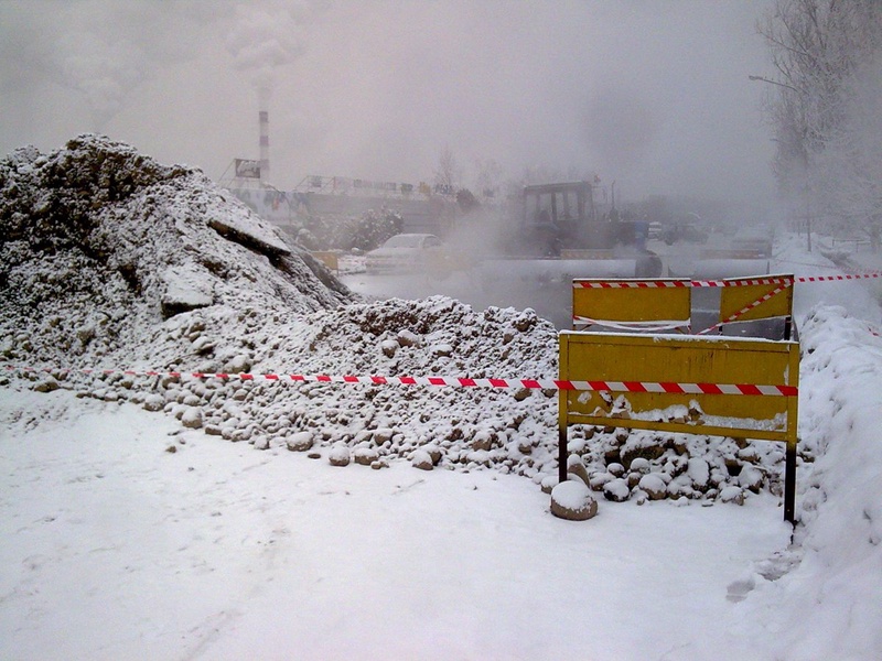 Прорыв трубопровода теплосетей. Фото ©Алишер Ахметов