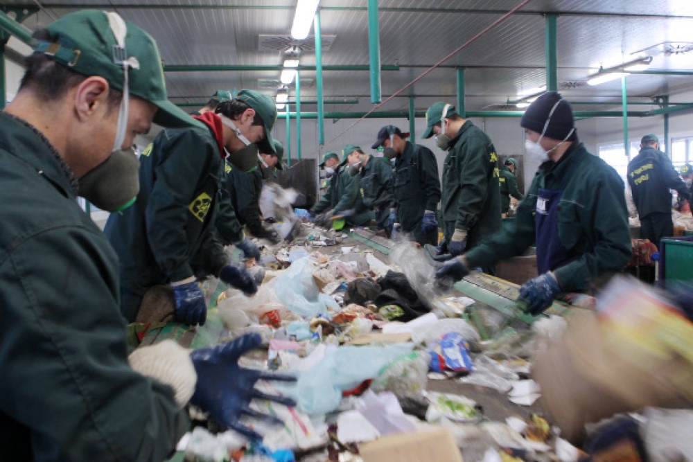 Работа мусороперерабатывающего завода. Фото РИА Новости©