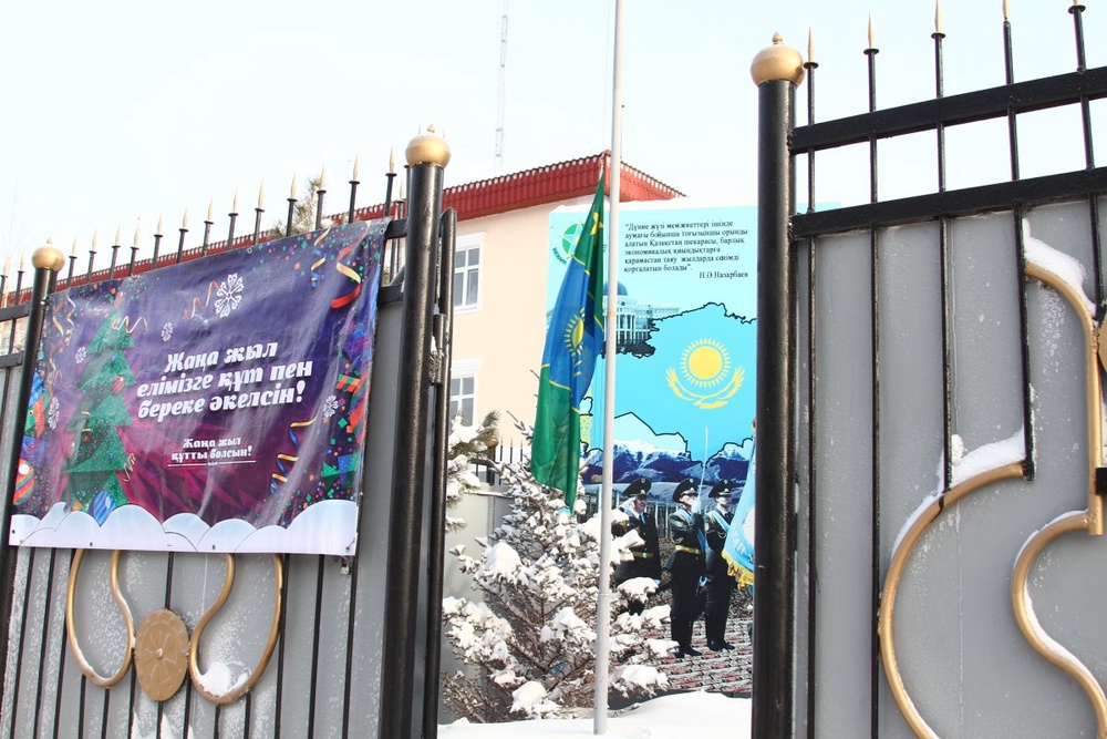 Приспущенный флаг у здания Центрального аппарата Пограничной службы КНБ РК  Фото ©Даниал Окасов