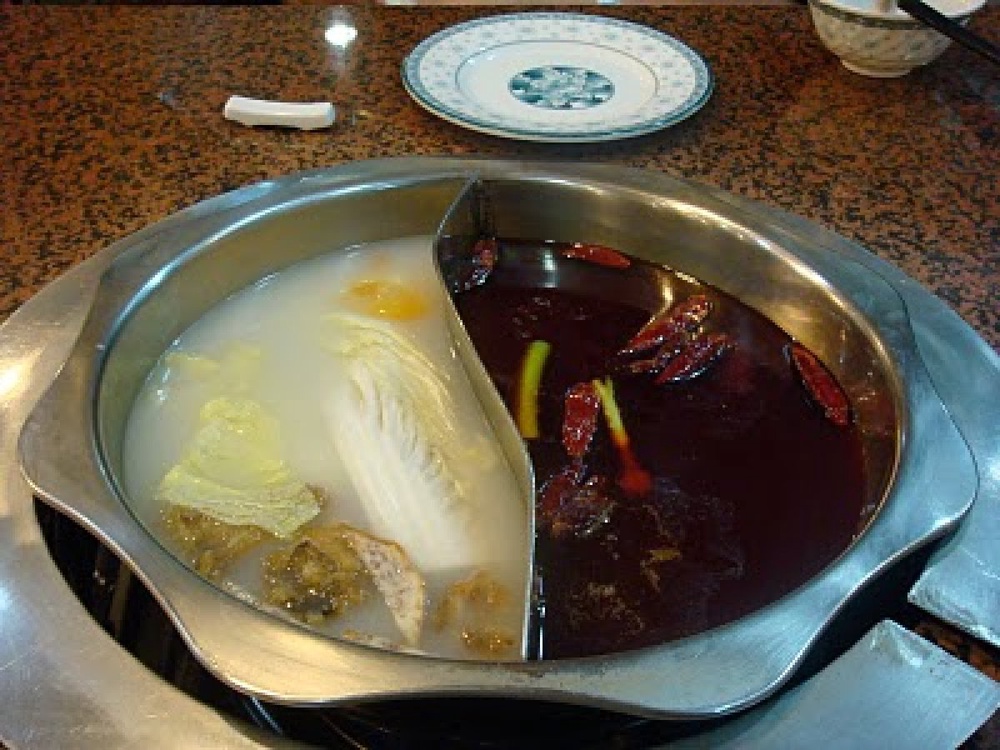 Mala soup подают в специальной двойной тарелке. Фото с сайта globalpost.com
