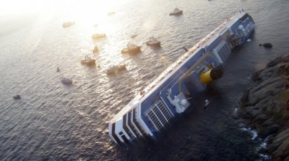 Лайнер Costa Concordia. Фото REUTERS/STRINGER Italy©