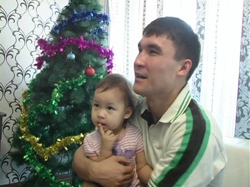Серик Сапиев с первой дочерью - Акку. Фото info-tses.kz