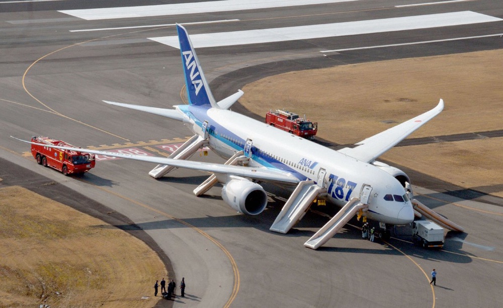 Экстренная посадка лайнера  Boeing 787 авиакомпании ANA в аэропорту Такамацу. Фото ©REUTERS