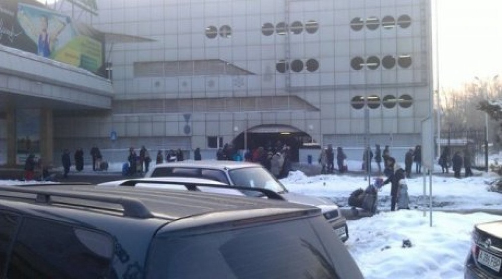 Эвакуация в аэропорту Алматы. Фото Faris Darbayev©