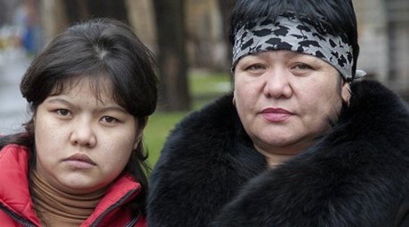 Зарина Аширова, 20 лет, с матерью Тажинар (Казахстан). Пять лет не получала зарплату. Фото ©novayagazeta.ru